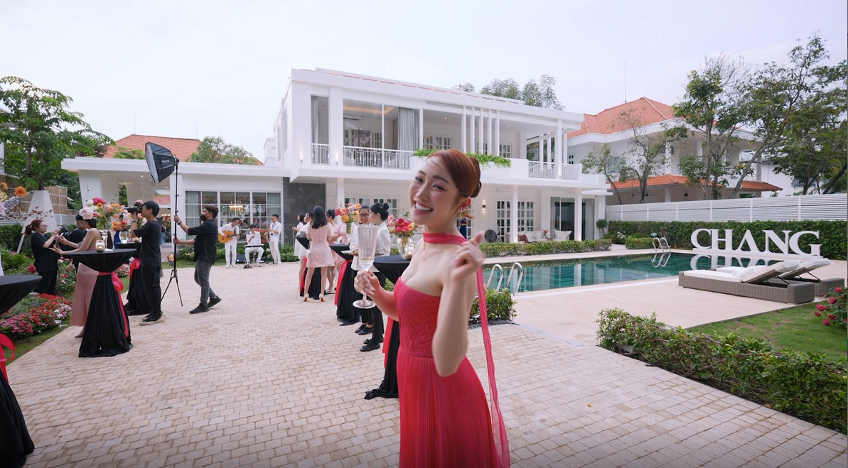 Khuôn viên biệt thự rộng hàng trăm mét vuông, ngập tràn cây xanh. Ảnh chụp màn hình