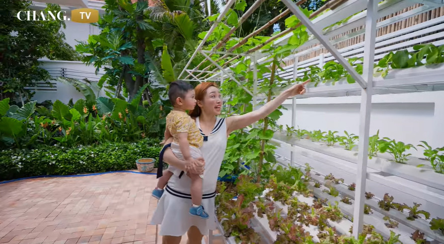 Thùy Chang khen ông xã tâm lý khi bố trí sân vườn, cây cối xanh tốt để con trai Gia Khang có chỗ nô đùa. Ảnh chụp màn hình