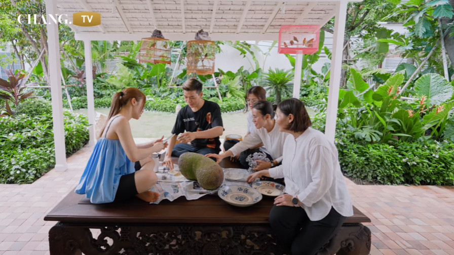 Tại đây, vợ chồng Chi Bảo - Lý Thùy Chang có những khoảnh khắc thư thái, bình yên bên nhau sau một ngày làm việc căng thẳng. Ảnh chụp màn hình