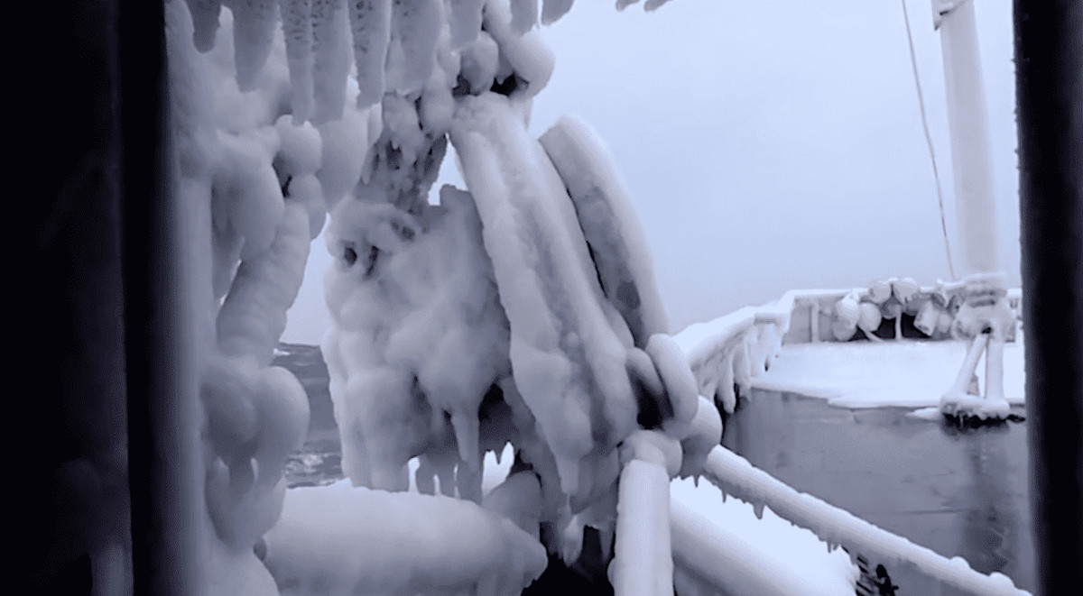 Ngoài ra, mạn thuyền thường bị đóng băng trơn tuột và nghiêng ngả, lớp băng nặng này có thể khiến con thuyền bị chìm xuống. Ảnh: Kai Hamik