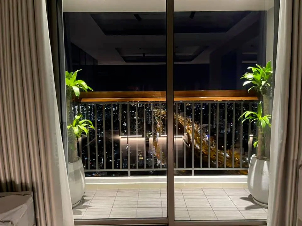 Khoảng ban công rộng rãi, sở hữu tầm view cực đẹp.