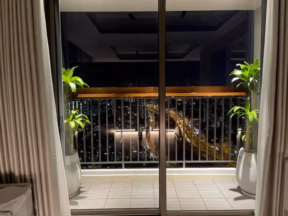 Khoảng ban công rộng rãi, sở hữu tầm view cực đẹp.