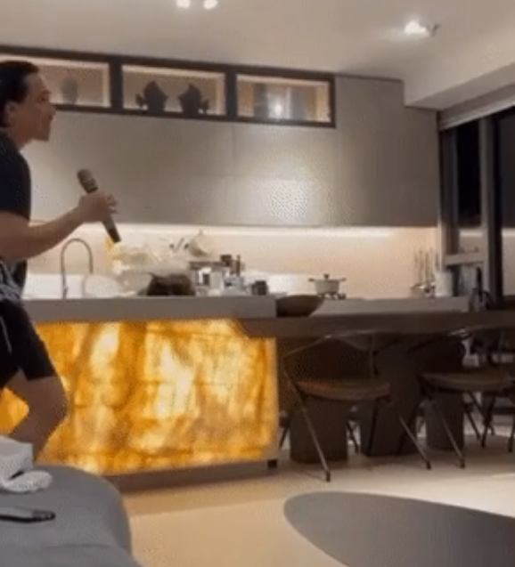 Trấn Thành không lựa chọn phương pháp tách biệt mà nối liền không gian phòng khách với nhà bếp tạo cảm giác gần gũi.