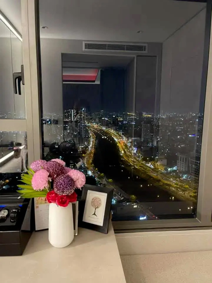 Tổ ấm của cặp đôi thiết kế sang trọng như khách sạn 5 sao với view bạc tỷ, có thể ngắm thành phố từ trên cao.