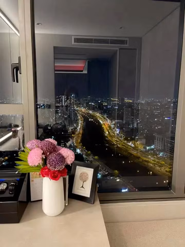 Tổ ấm của cặp đôi thiết kế sang trọng như khách sạn 5 sao với view bạc tỷ, có thể ngắm thành phố từ trên cao.