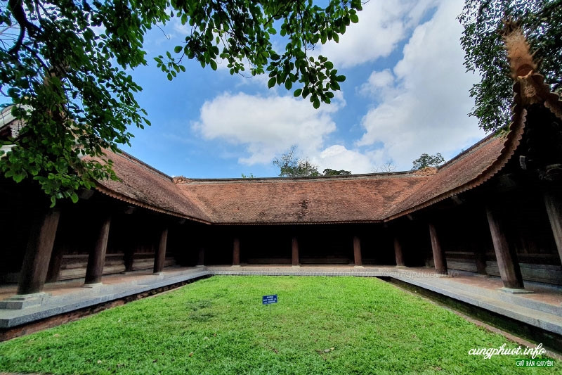 Chính điện gồm 3 tòa nhà lớn, 19 gian và 4 chái, bao gồm 138 cột đều bằng gỗ lim có đường kính lớn. Ảnh: Baodantoc