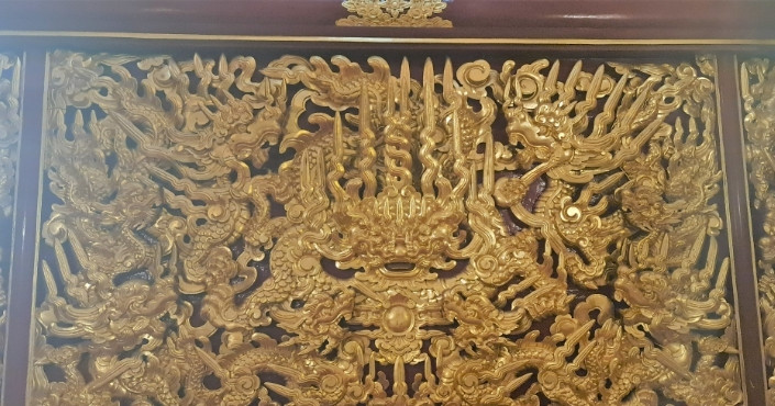 Để tạo nên công trình kỳ vĩ này, đơn vị thi công đã tuyển chọn những người thợ có tay nghề cao. Ảnh: Vietnamnet