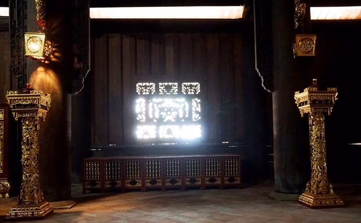 Các chân cột đèn và nhiều tủ đựng đồ dùng cá nhân... trong chính điện được sơn son, dát vàng. Ảnh: Dân trí