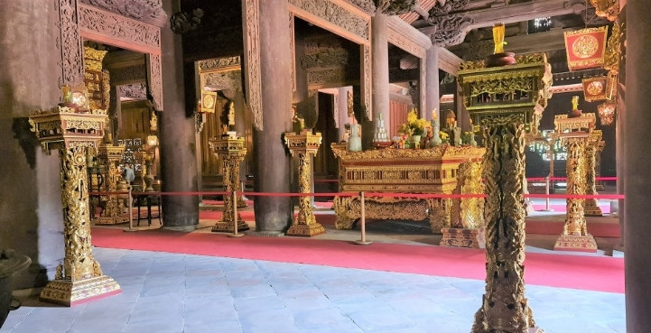 Đặc biệt, bên trong chính điện, các đồ thờ, vật dụng được phục dựng và sơn son thếp vàng với giá trị hơn 40 tỷ đồng. Ảnh: Vietnamnet