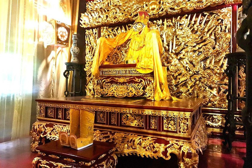 Đồ vật dát vàng thể hiện vẻ đẹp tráng lệ, quyền thế, tôn nghiêm nơi vị trí ngồi của vua khiến cho nhiều du khách ngỡ ngàng. Ảnh: Plo