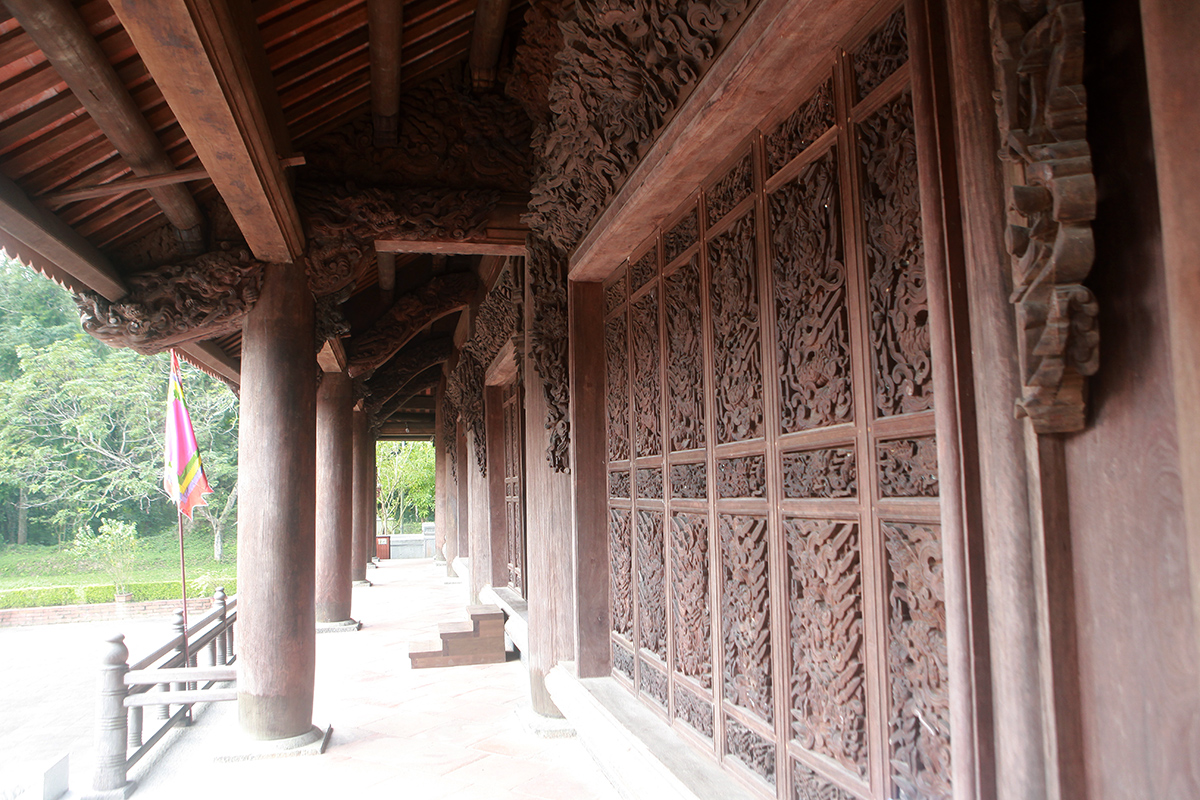 Họa tiết hình rồng được điêu khắc tinh xảo trên xà và cánh cửa vào Chính điện. Ảnh: Plo