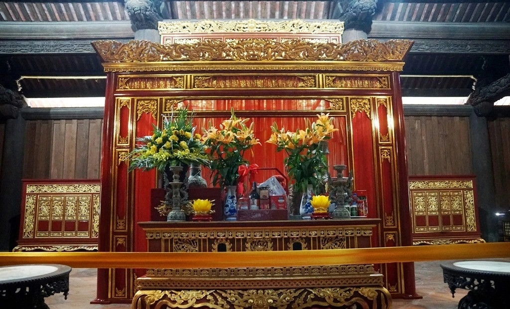 Chiếc long sàng được thiết kế bằng khung gỗ, sơn son, dát vàng. Ảnh: Dân trí