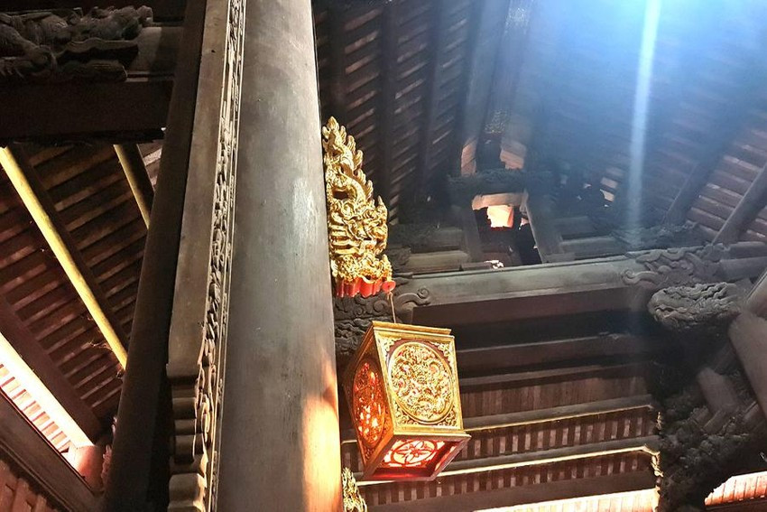 Những chiếc đèn bên trong Chính điện Lam Kinh cũng được thiết kế cách điệu, với những hoa văn cực kì tinh xảo đến từng chi tiết. Ảnh: Plo