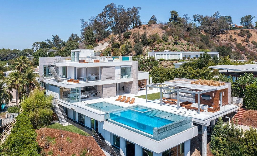 Beverly Hills từ lâu đã nổi tiếng là ngọn đồi nơi tọa lạc các căn biệt thự của giới siêu giàu. Mới đây, kênh YouTube Nhà To có cơ hội khám phá các không gian trong một siêu biệt thự nằm ngay trên vị trí cao nhất Beverly Hills, vừa được xây dựng năm ngoái.