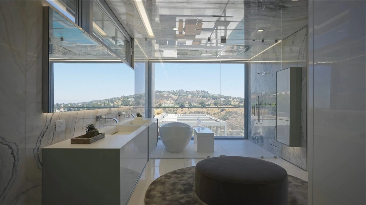 Phòng tắm biệt thự được thiết kế sang trọng, view núi đồi.