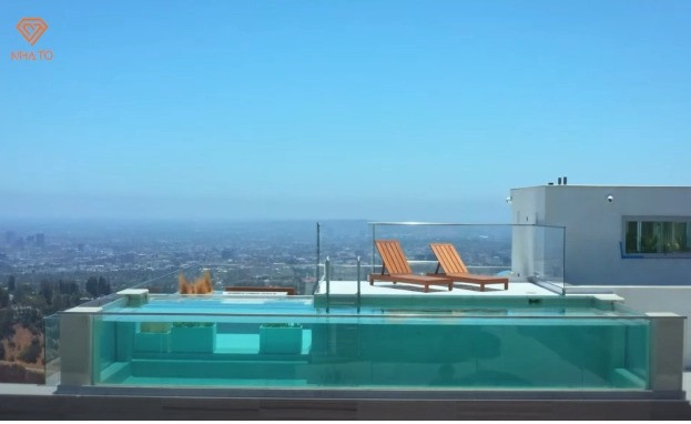 Đáng chú ý, phòng ngủ Master còn đi kèm với một bể bơi riêng trên tầng 4 kèm góc view triệu đô hướng ra biển, trung tâm thành phố, thể hiện đẳng cấp của một lối sống thượng lưu.