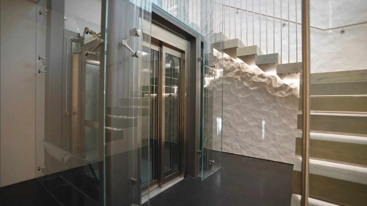 Cầu thang thiết kế tinh tế, tạo cảm giác hư ảo như sợi dây đàn, tinh tế và đẳng cấp thượng lưu.