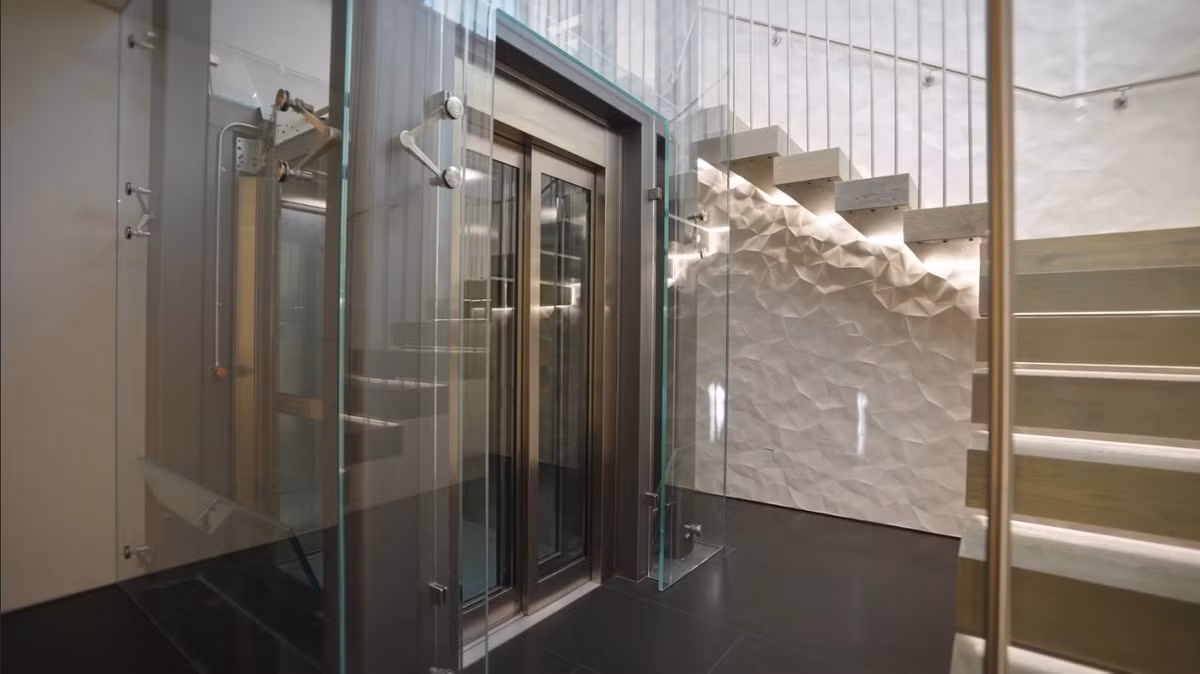 Cầu thang thiết kế tinh tế, tạo cảm giác hư ảo như sợi dây đàn, tinh tế và đẳng cấp thượng lưu.