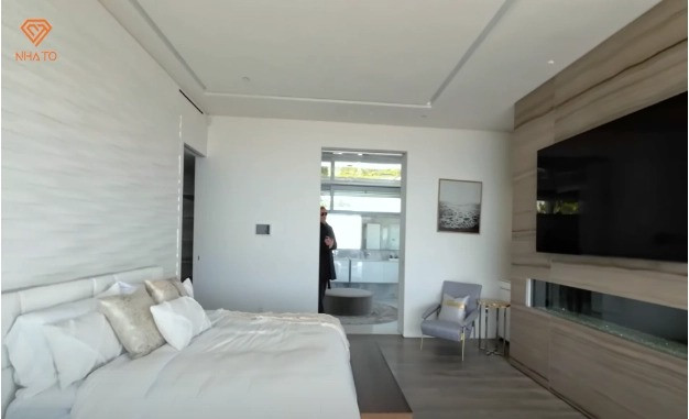 Phòng ngủ master thực sự nói lên định nghĩa của sự sang trọng và thiết kế thông minh. Không gian cực kỳ rộng rãi kèm hệ thống cửa kính kéo lùa, cho phép mở rộng không gian.