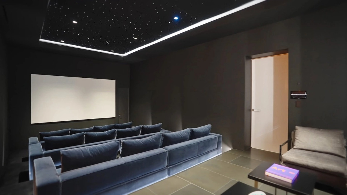 Tầng hầm tiếp tục là một không gian thể hiện đẳng cấp của siêu biệt thự khi mở ra các không gian giải trí như rạp chiếu phim riêng, massage, phòng gym, spa...