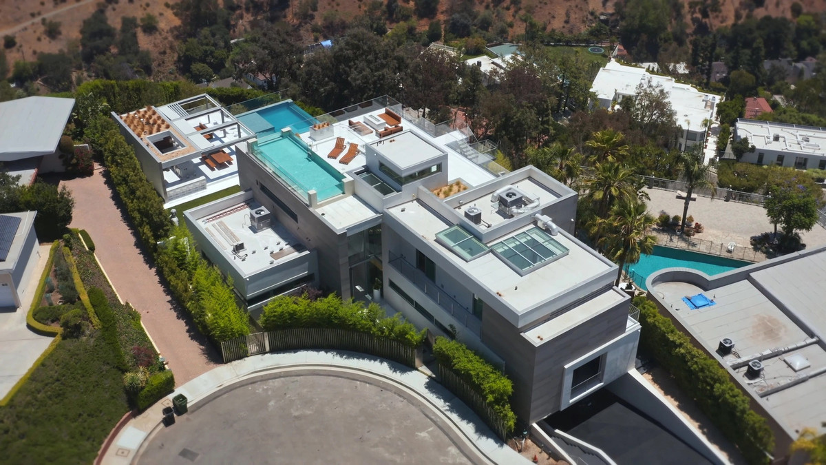 Trên tầng cao nhất có bể bơi được bố trí làm một góc chill tuyệt hảo. Nguồn ảnh: chụp màn hình NhaTO