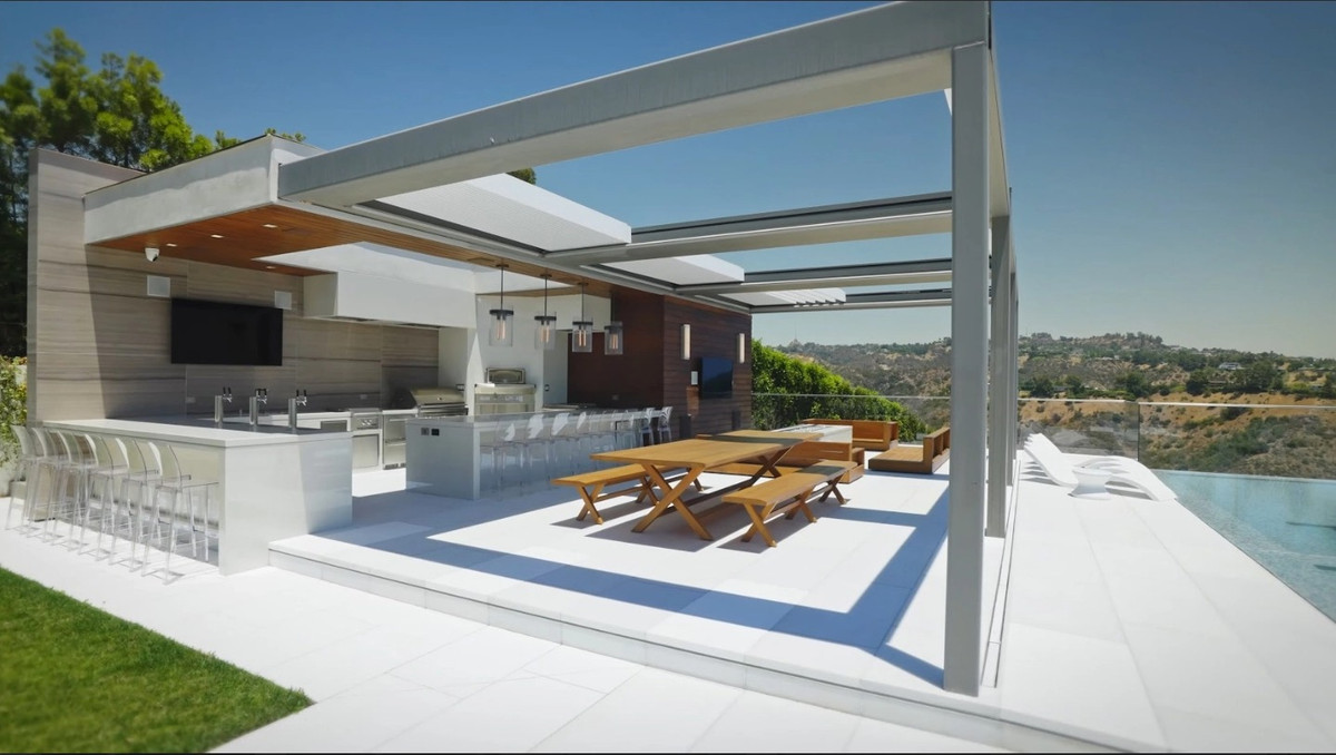 Khu vực bếp tiện nghi, với đầy đủ các loại trang thiết bị hiện đại, có tổng chi phí không dưới 200.000 USD.