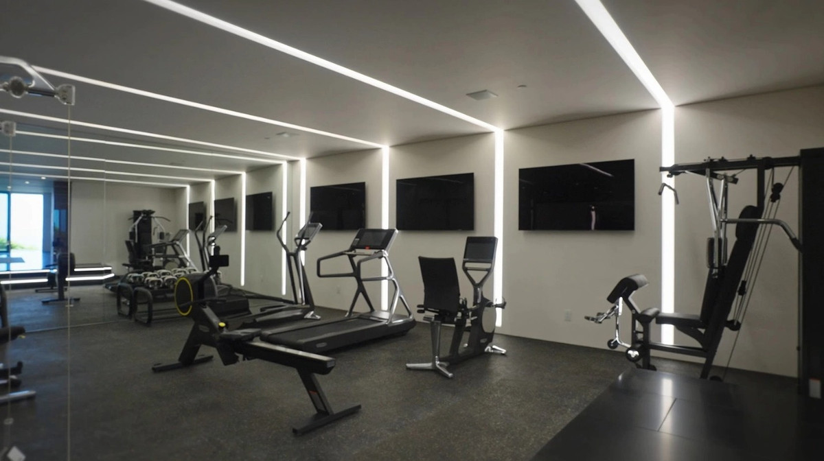 Phòng gym đẳng cấp với đầy đủ trang thiết bị hiện đại.