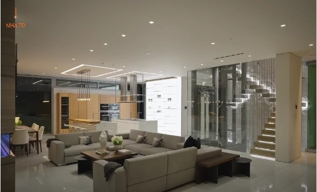 Gam màu trắng thanh lịch chủ đạo từ bên ngoài vào trong mang đến vẻ đẹp quý phái cho căn biệt thự.