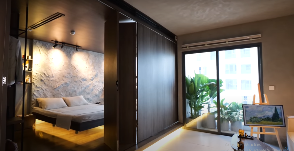 Phòng ngủ được ngăn cách với không gian sinh hoạt chung bằng hệ thống cửa trượt.