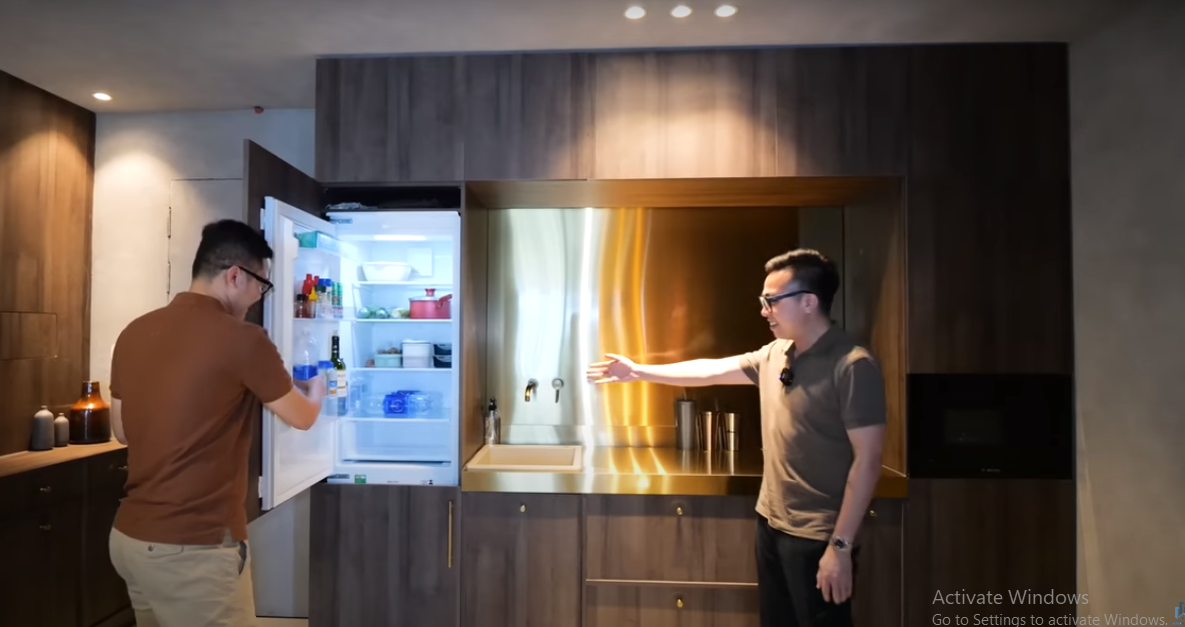 Tủ lạnh có cánh cửa bằng gỗ được thiết kế khéo léo khiến khách đến chơi ngỡ như nhà không có tủ lạnh.