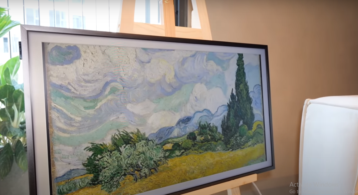 Nhìn bên ngoài tưởng như là bức tranh trang trí phòng khách nhưng thực chất là chiếc ti vi