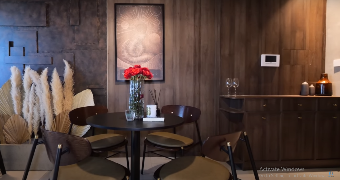 Bàn ăn thiết kế nhỏ gọn, hiện đại, đủ chỗ cho khoảng 5 người..