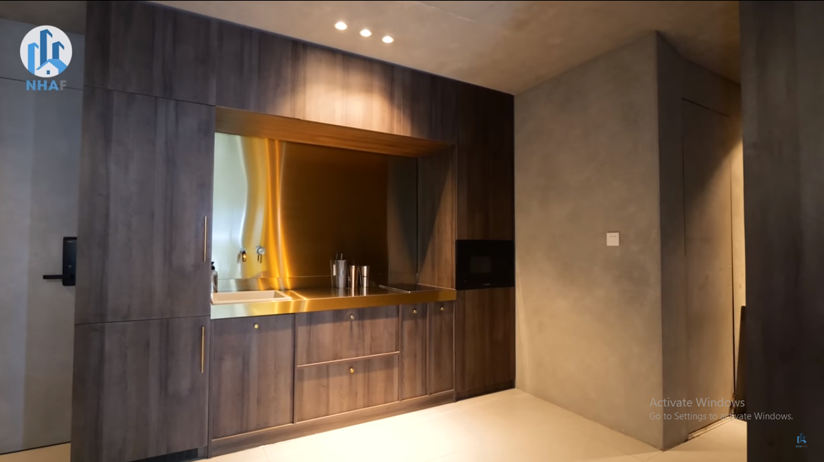 Để tiết kiệm diện tích tối đa, khu bếp được thiết kế nhỏ gọn nhưng tiện ích.