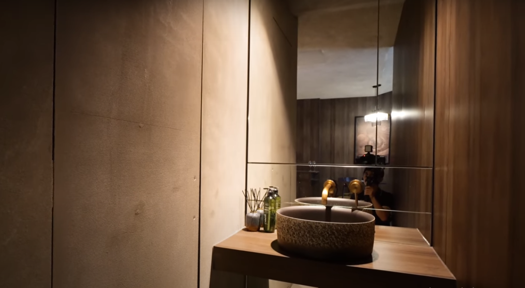 Cửa nhà vệ sinh cũng được gia chủ thiết kế ẩn đi để đảm bảo tính thẩm mỹ cho căn nhà.