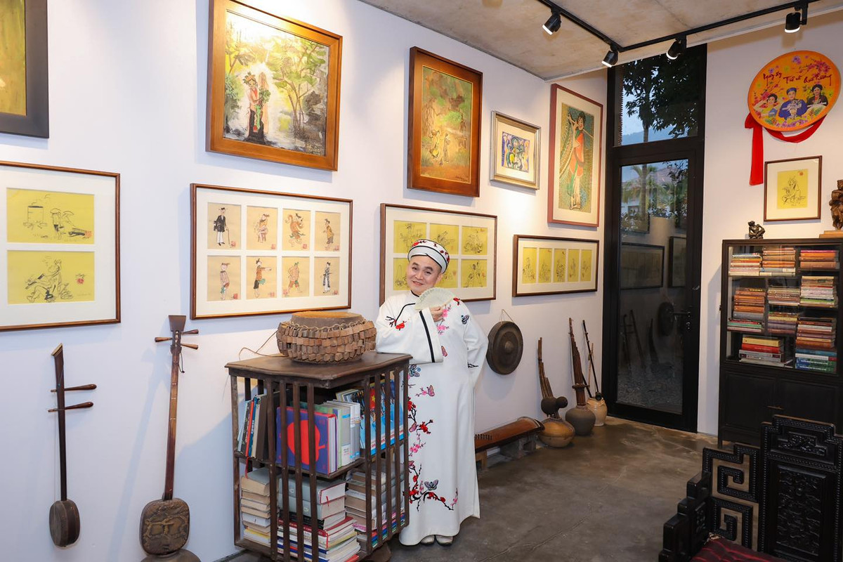 Nội thất bên trong toàn gỗ quý, được bài trí theo phong cách hoài cổ. Ảnh: FBNV