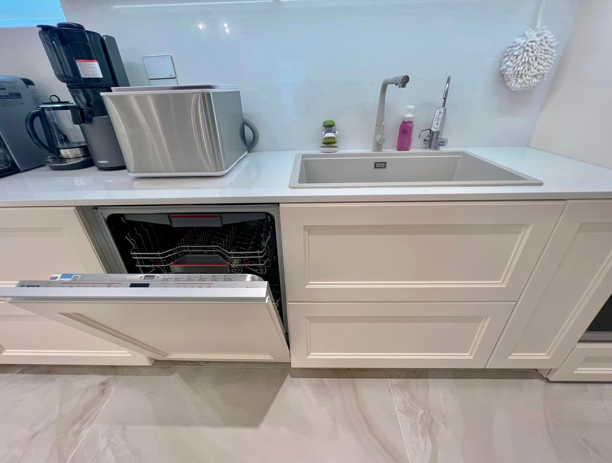 Rút kinh nghiệm từ những bất tiện của bếp cũ, nghiên cứu cách sinh hoạt và công năng, thiết bị thường sử dụng, Diệp Chi sắp đặt, bố trí hợp lý hơn các ngăn/tủ.