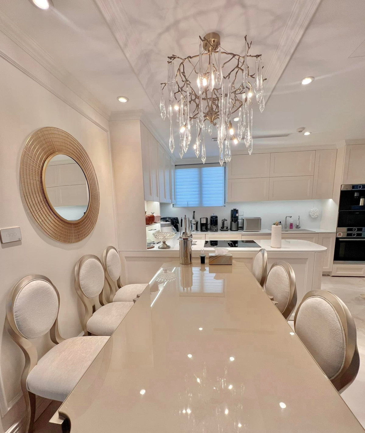 Căn bếp của MC Diệp Chi ngăn nắp, sạch sẽ đến từng chi tiết.