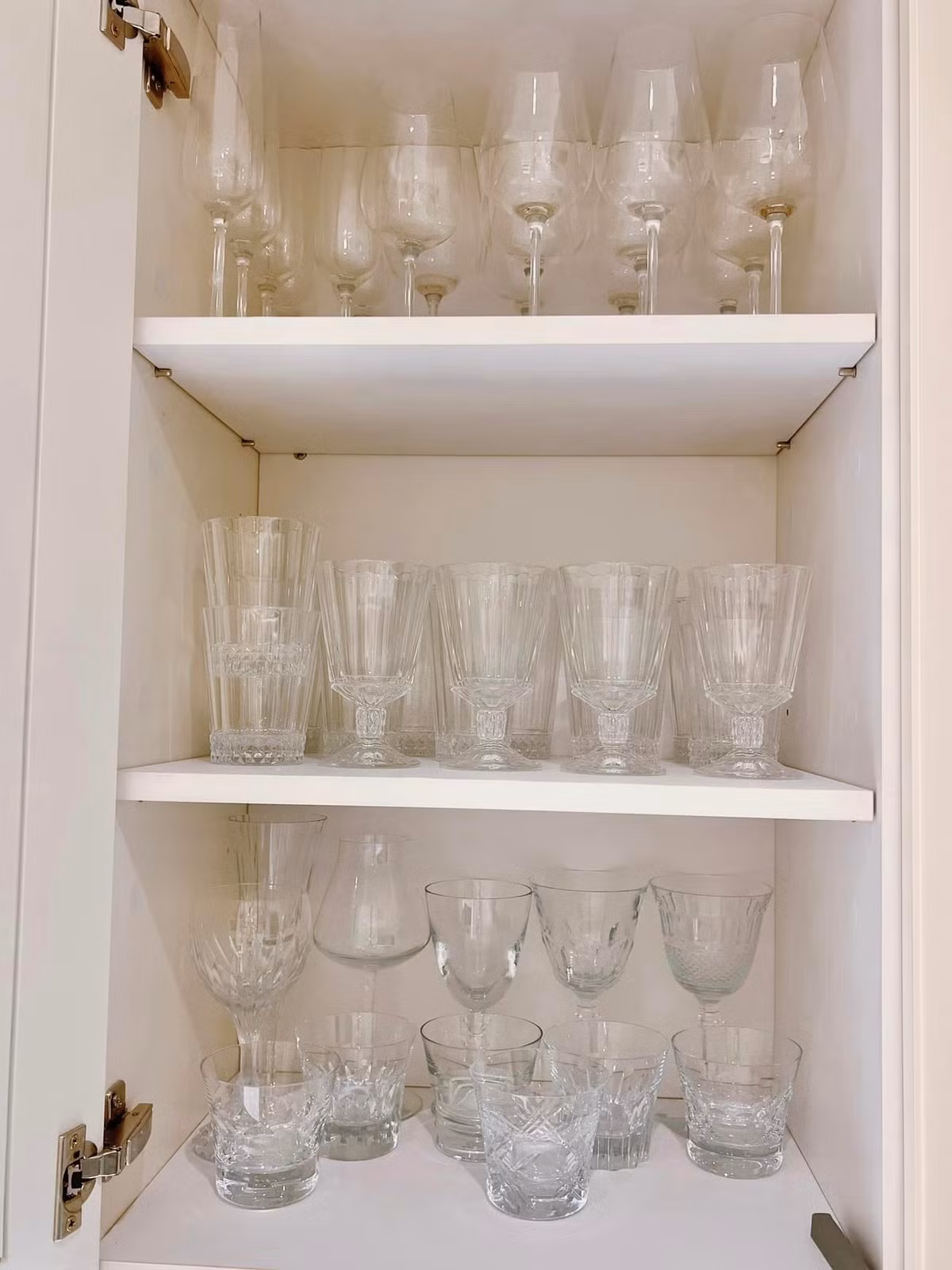 Tủ đựng ly. Nữ MC có khăn chuyên lau ly để đảm bảo ly lúc nào cũng sáng bóng, không in vệt nước.