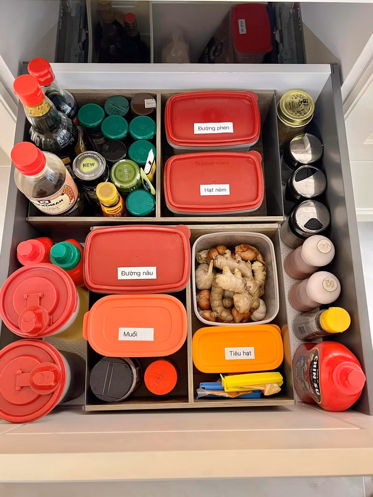 Ngăn để các loại gia vị dùng hàng ngày cũng ở ngay cạnh bếp. Nguồn ảnh: FBNV