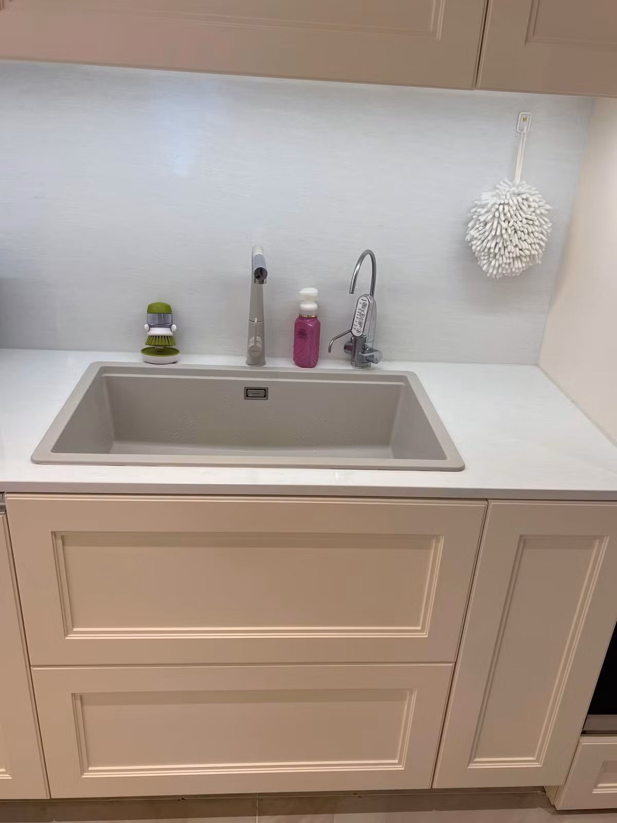 Chậu rửa bát 1 hố lớn bằng đá.