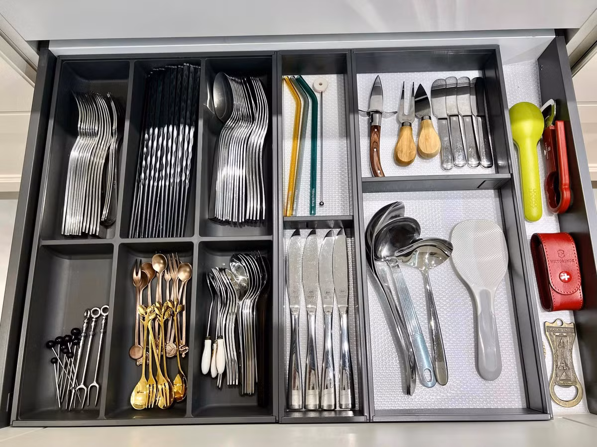 Ngăn kéo có khay chia đựng đũa, thìa, nĩa, dao, ống hút ở ngay dưới bếp nấu.