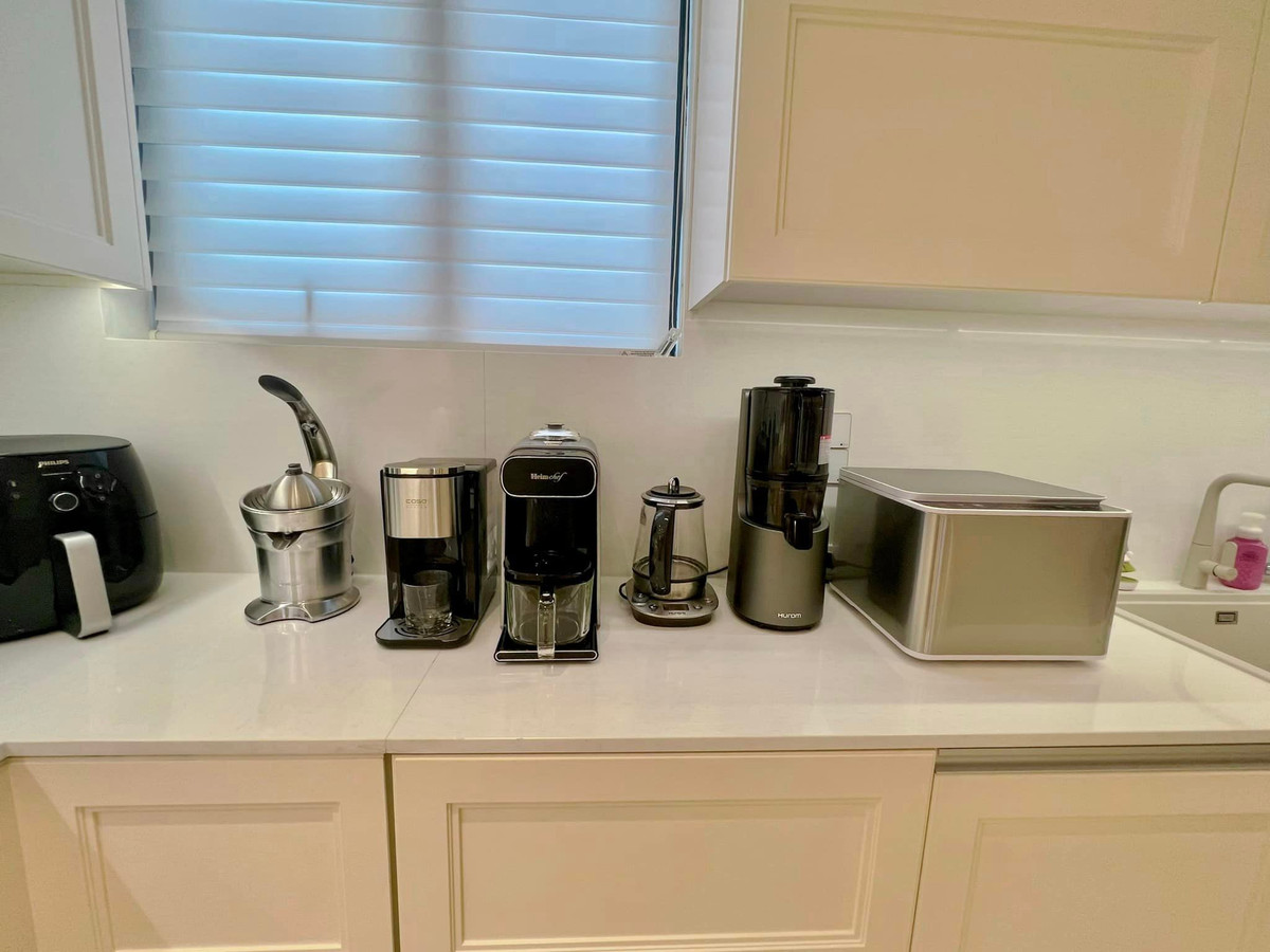 Góc bếp của Diệp Chi có một cửa sổ để đón sáng và không khí thoáng đãng.