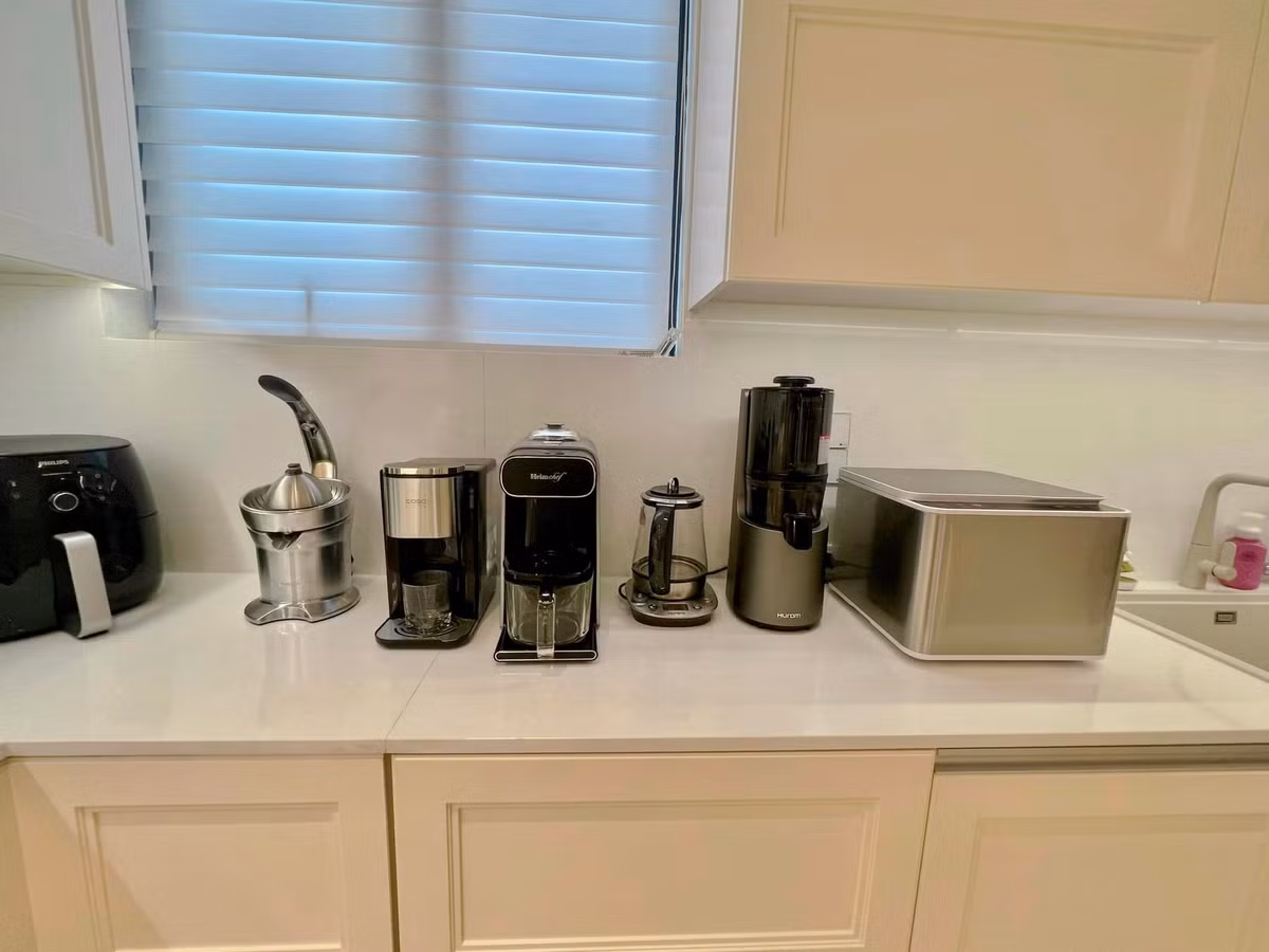 Góc bếp của Diệp Chi có một cửa sổ để đón sáng và không khí thoáng đãng.