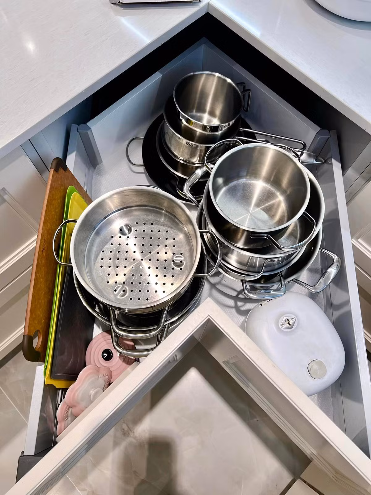 Ngăn để nồi, thớt bố trí cạnh bếp nấu.