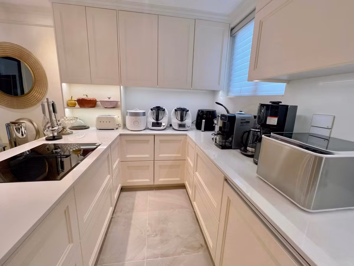 Phòng bếp trong nhà MC Diệp Chi rộng khoảng 15 m2, được trang bị những món nội thất, gia dụng tiện nghi nhất có thể.