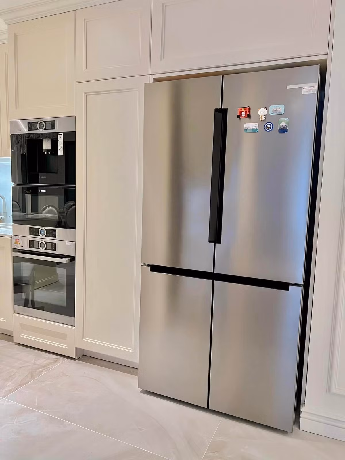 Một góc khác của gian bếp bao gồm tủ lạnh và bộ 3 máy pha cafe, lò nướng, lò vi sóng.