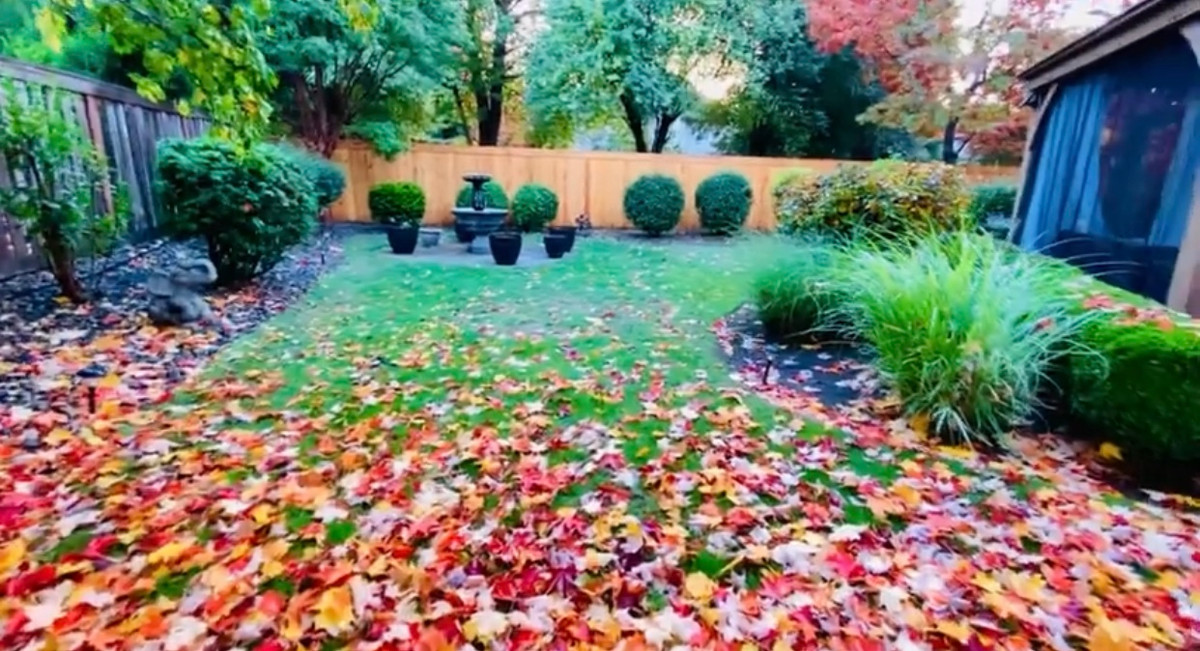 Sân vườn có lầu vọng để gia đình ngồi thư giãn.