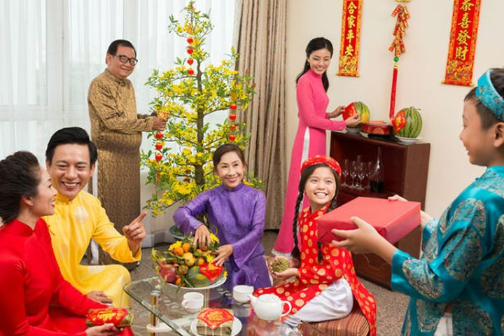 Theo đó, thay vì phải chạy đôn chạy đáo tìm người xông đất, nhiều gia đình, doanh nghiệp chỉ cần ngồi nhà gọi điện thông báo tuổi và giờ đến, các công ty dịch vụ sẽ chọn người phù hợp. Ảnh: Internet