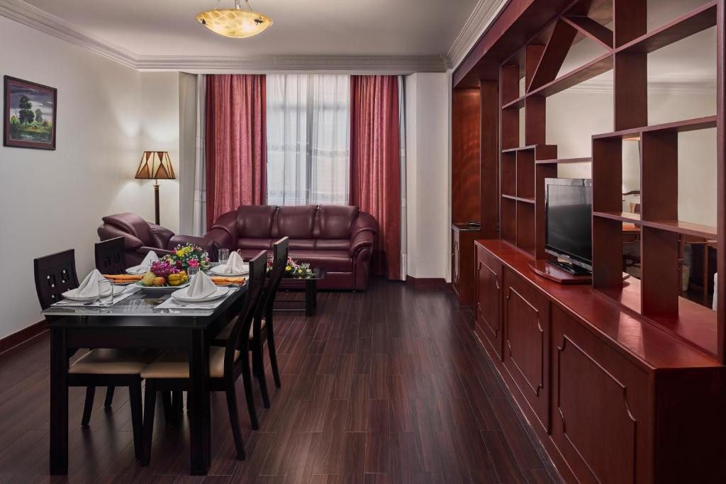 Trong phòng có đầy đủ truyền hình cáp, minibar và bàn làm việc.