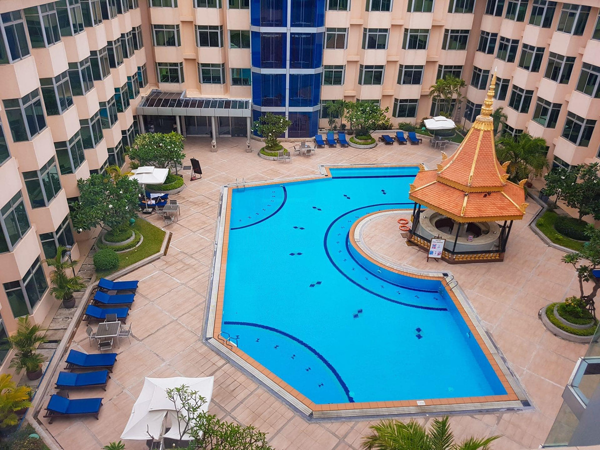 Khách sạn Phnom Penh nằm cách trung tâm thủ đô Phnom Penh khoảng 10km và cách sân Prince - nơi U22 Việt Nam thi đấu khoảng 12km.